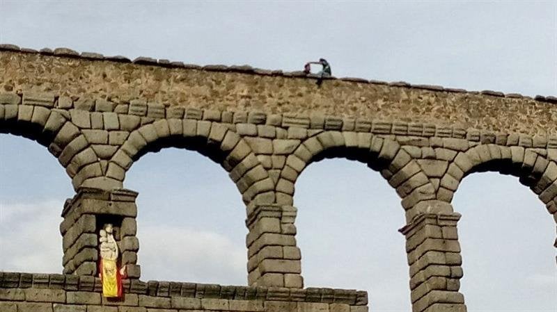 Un hombre ha puesto en alerta a los servicios de emergencias, policías y bomberos, desde lo alto del Acueducto de Segovia, desde una altura de treinta metros, amenazando con lanzarse al vacío
