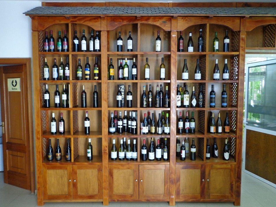 Expositor de vinos, en el Consello Regulador.