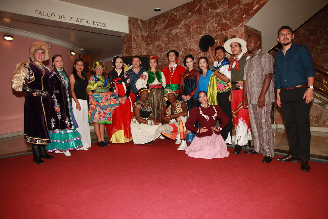 Representantes de los seis grupos invitados, con sus exóticos vestidos en el vestíbulo del Principal (JOSÉ PAZ)