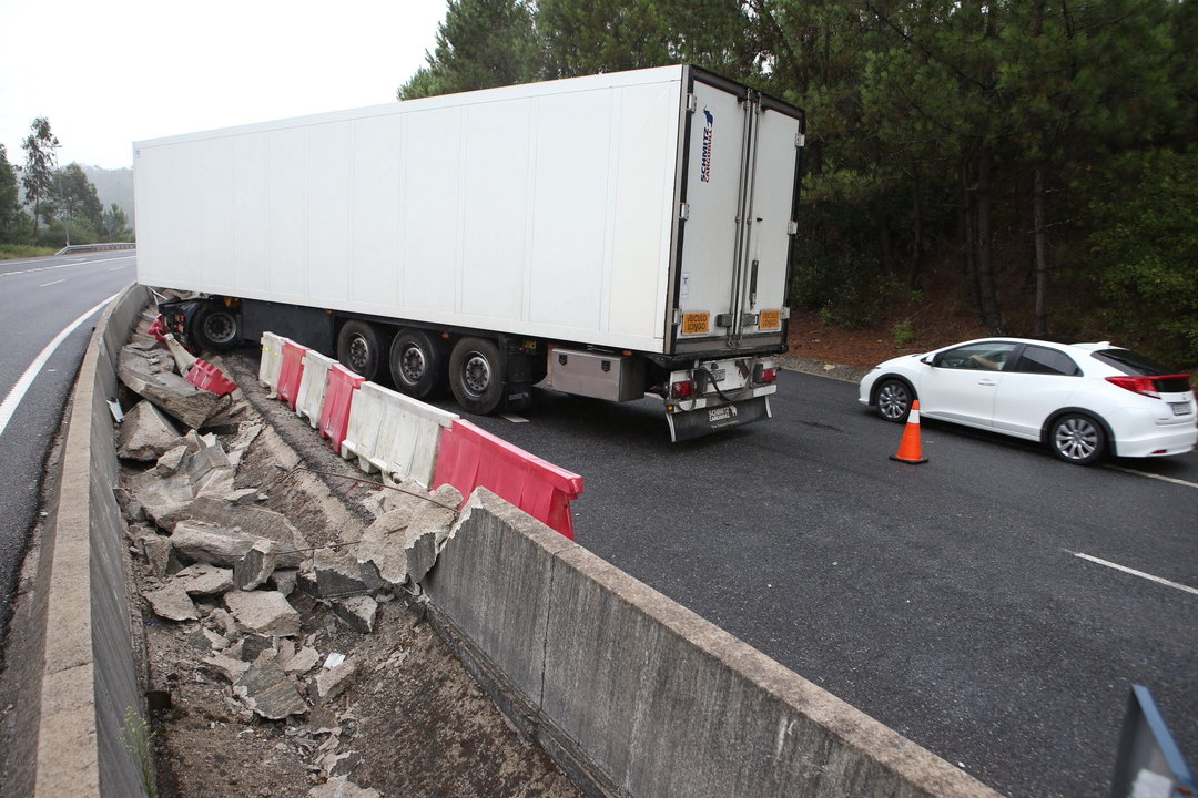 Un camión siniestrado ha sido la causa de que la A-55 en sentido Vigo quedase cortada al tráfico a la altura del término municipal de Tui, en el punto kilométrico 28