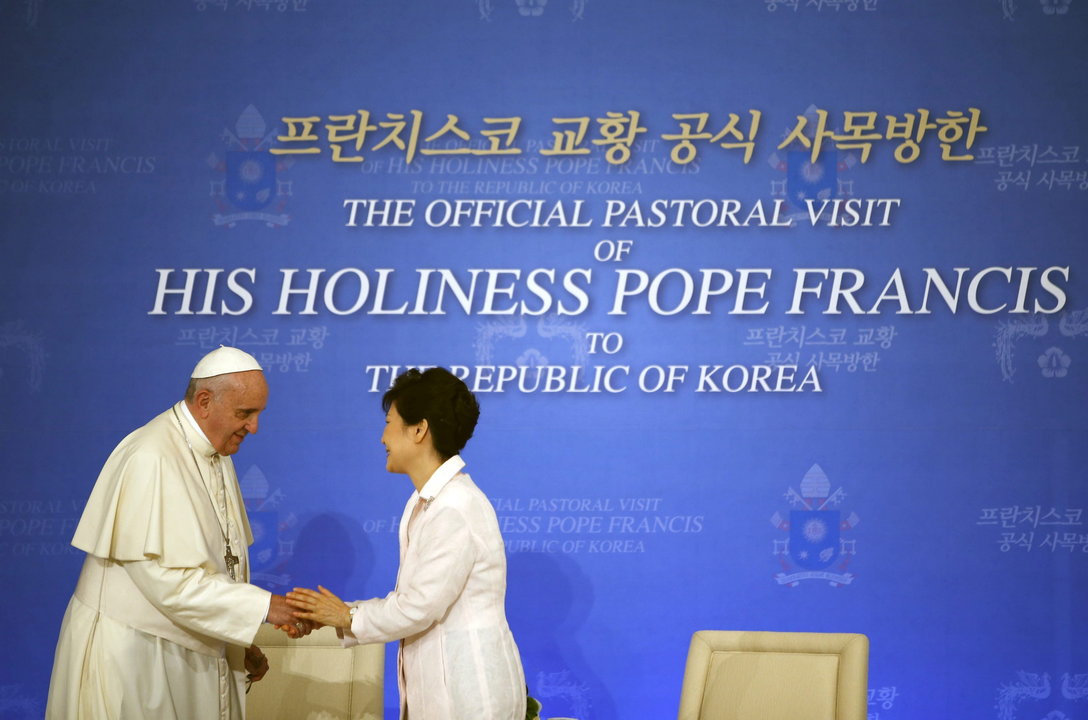 El papa Francisco (i), acompañado por la presidenta surcoreana, Park Geun-hye, durante una rueda de prensa celebrada en la &#34;Casa Azul&#34; en Seúl