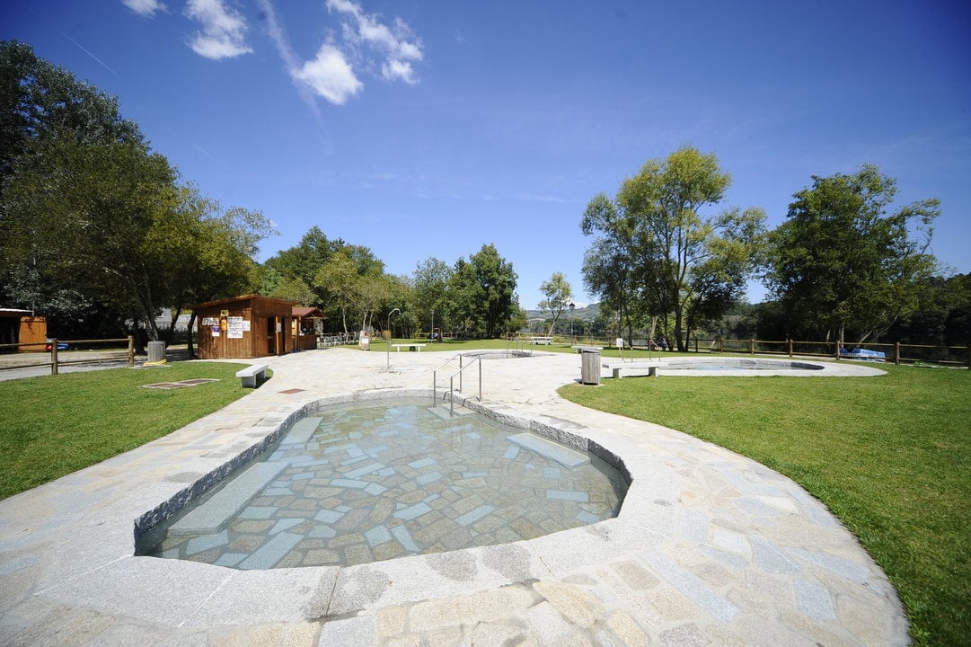 El área recreativa está situada entre las localidades de Laias y Barbantes (MARTIÑO PINAL)