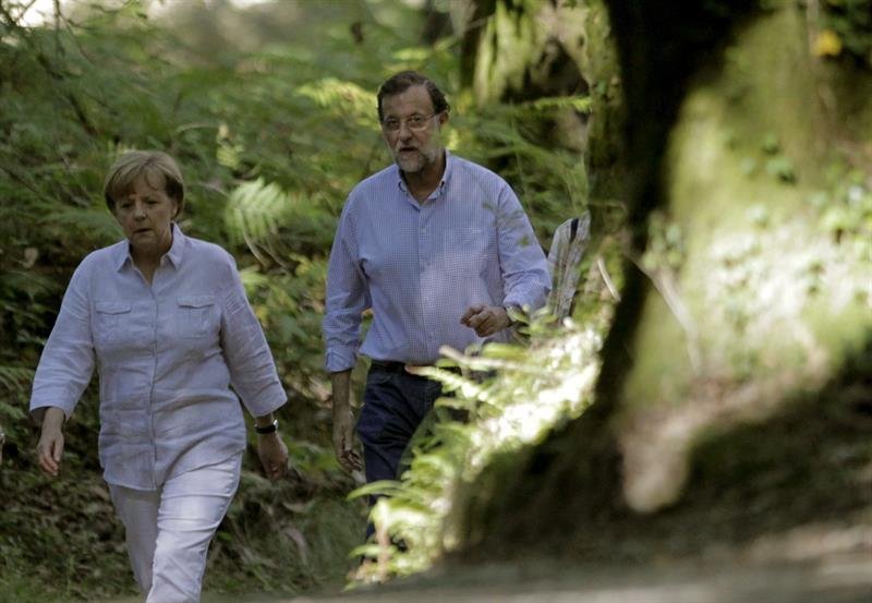 El presidente del Gobierno, Mariano Rajoy (d), y la canciller alemana, Angela Merkel (i), recorren a pie un tramo del Camino de Santiago