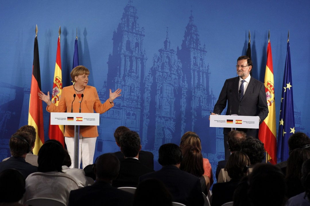 El presidente del Gobierno, Mariano Rajoy y la canciller alemana, Angela Merkel, durante la rueda de prensa conjunta que ofrecieron en el Hostal de los Reyes Católicos