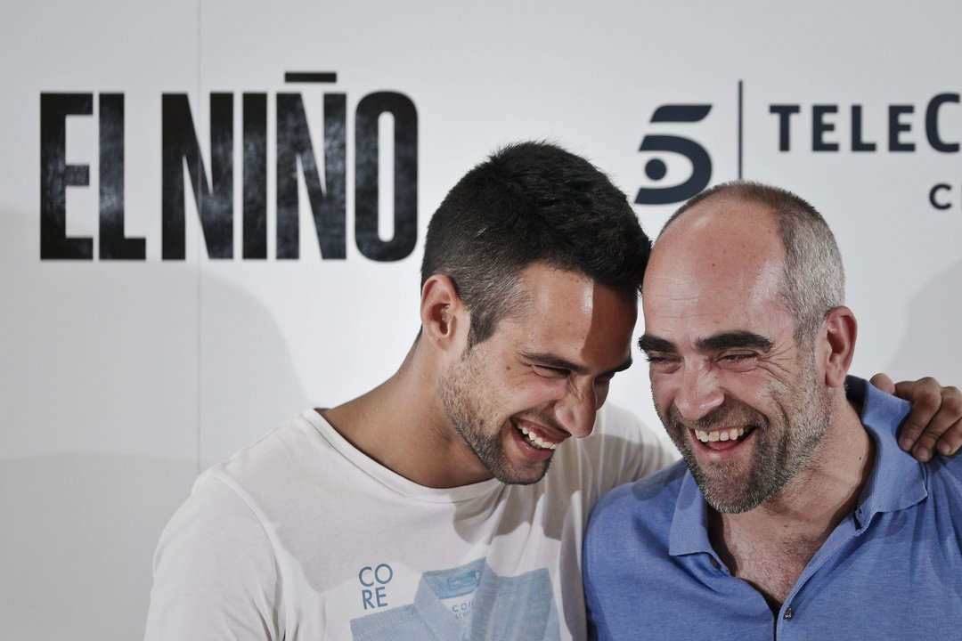 Los actores Luis Tosar (d) y el debutante Jesús Castro, durante la presentación en Madrid del film El Niño