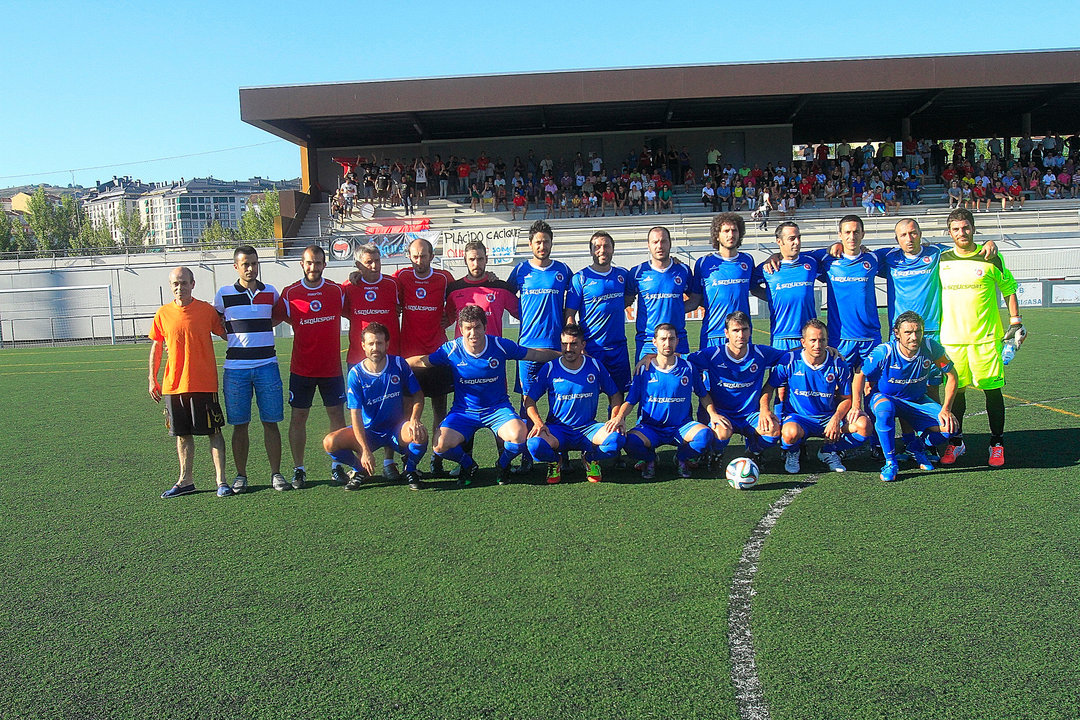 Formación de la Unión Deportiva Ourense y el cuerpo técnico en la tarde del debut oficial con el Santa Teresita (MIGUEL ÁNGEL)