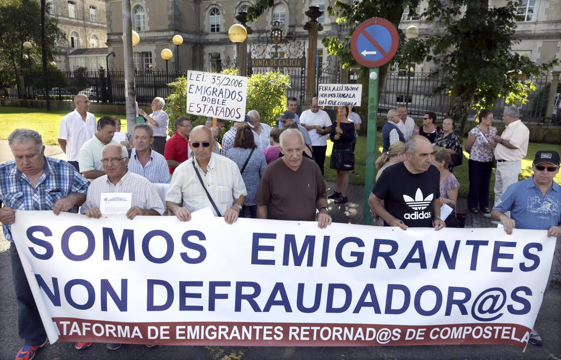 Un grupo de emigrantes retornados de Santiago protestan ante la Xunta