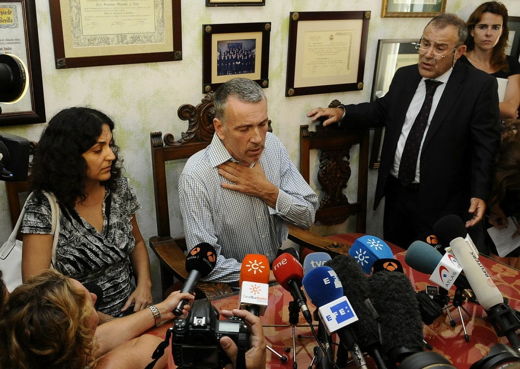 Brett King (c), el padre del niño británico Ashya King, acompañado por su mujer y madre del niño, Naghmeh King (i), durante la rueda de prensa
