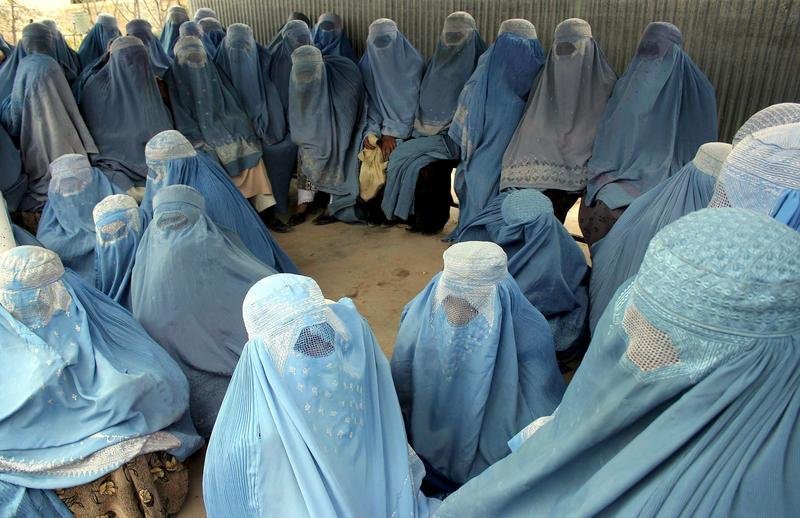 afganistan-ayuda-humanitaria-un-grupo-de-mujeres-afganas-vestidas-con-burka-esperan-para-recibir-ayuda-humanitaria-desde-di