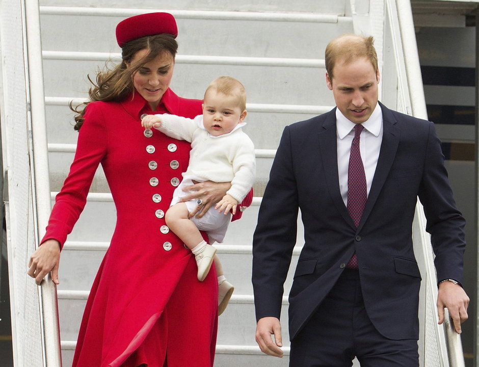 Fotografía de archivo tomada el 7 de abril de 2014 que muestra a los duques de Cambridge, Guillermo y Catalina, junto a su hijo, el príncipe Jorge, 