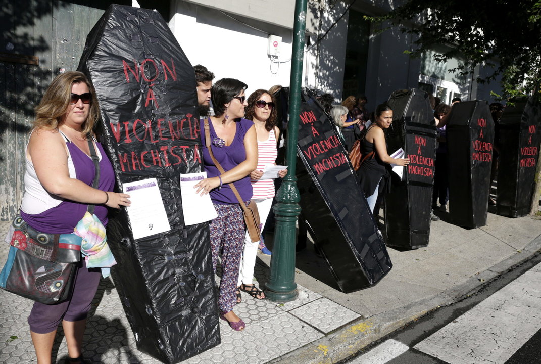 Un grupo de mujeres se manifiestan contra la violencia machista ante al Parlamento, mientras el vicepresidente de la Xunta, Alfonso Rueda, comparece