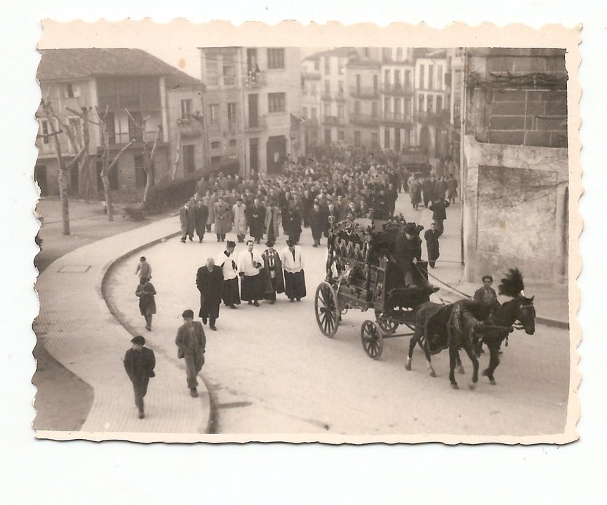La comitiva fúnebre, pasando por la plaza de Las Mercedes, delante de lo que actualmente son las galerías Israel