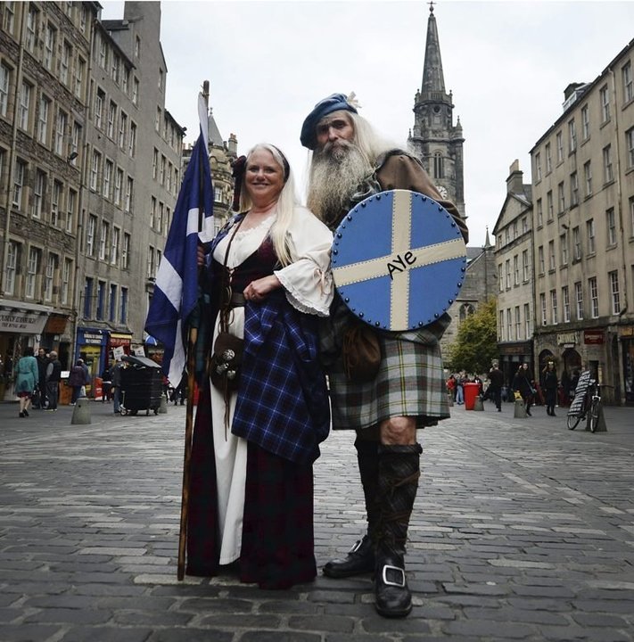 Dos partidarios del "sí" posan con vestimentas tradicionales en Edimburgo.