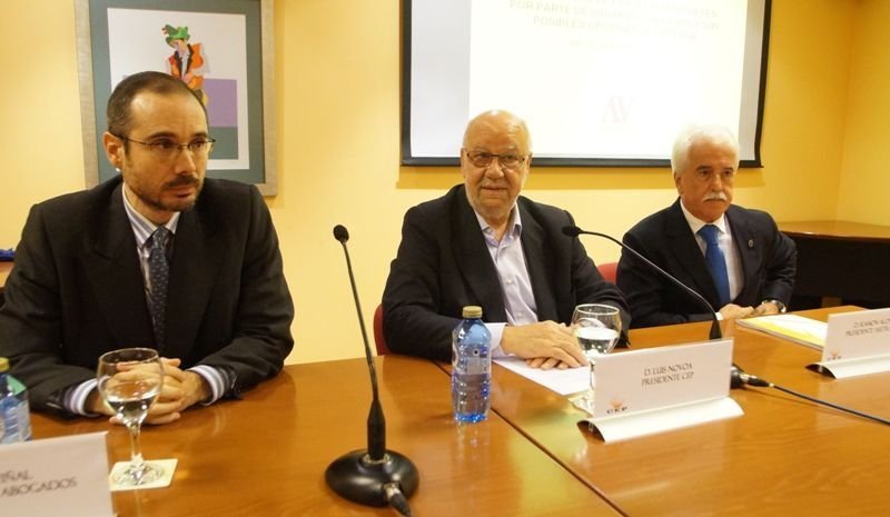 Antonio Viñal, del despacho en Lisboa del despacho Antonio Viñal Abogados; Luis Novoa, presidente de la CEP, y Ramón Alonso, presidente de Asetranspo.
