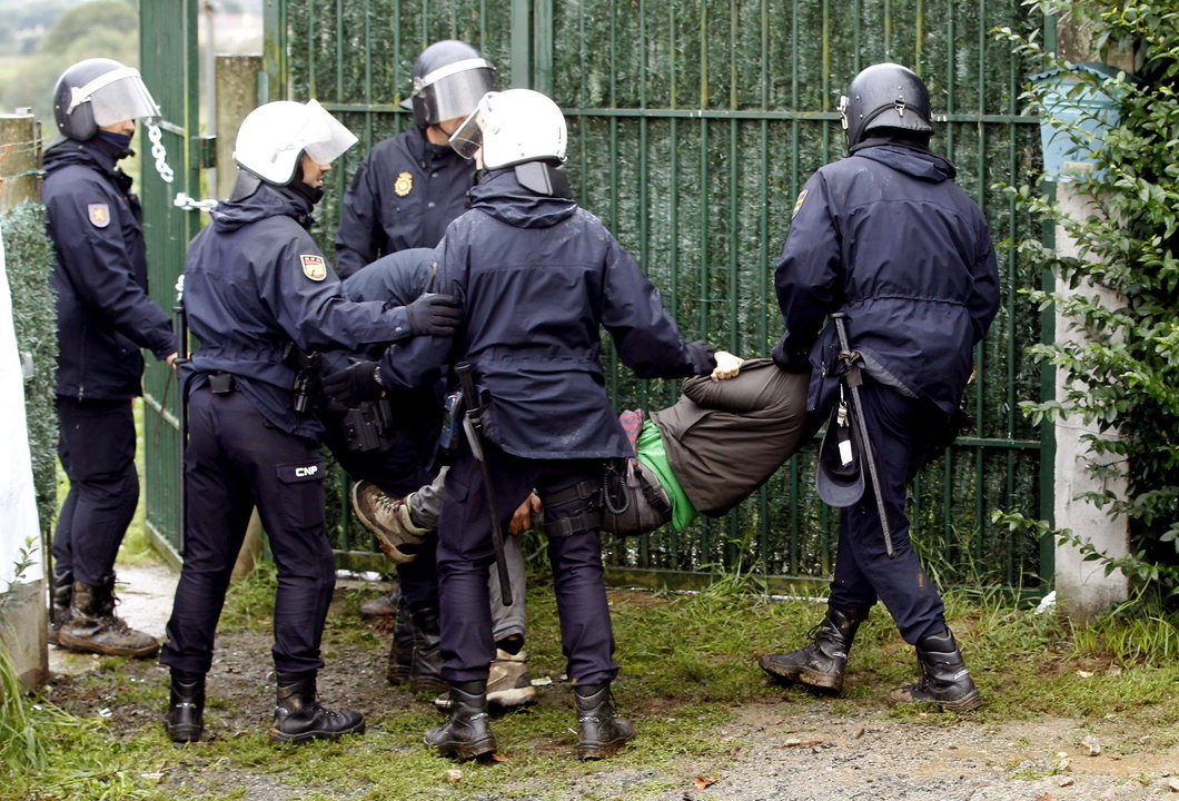 Efectivos policiales trasladan al detenido durante el desahucio

