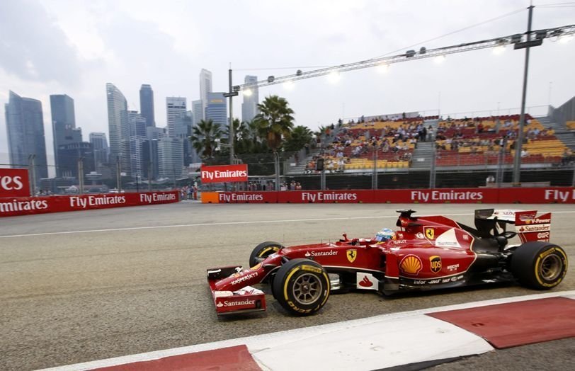 Fernando Alonso pilota su Ferrari, ayer en Singapur.