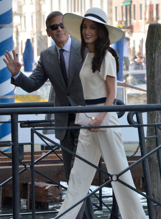  El actor estadounidense George Clooney (izda) y su mujer, la abogada de origen libanés Amal Alamuddin, tras su boda el Ayuntamiento de Venecia 