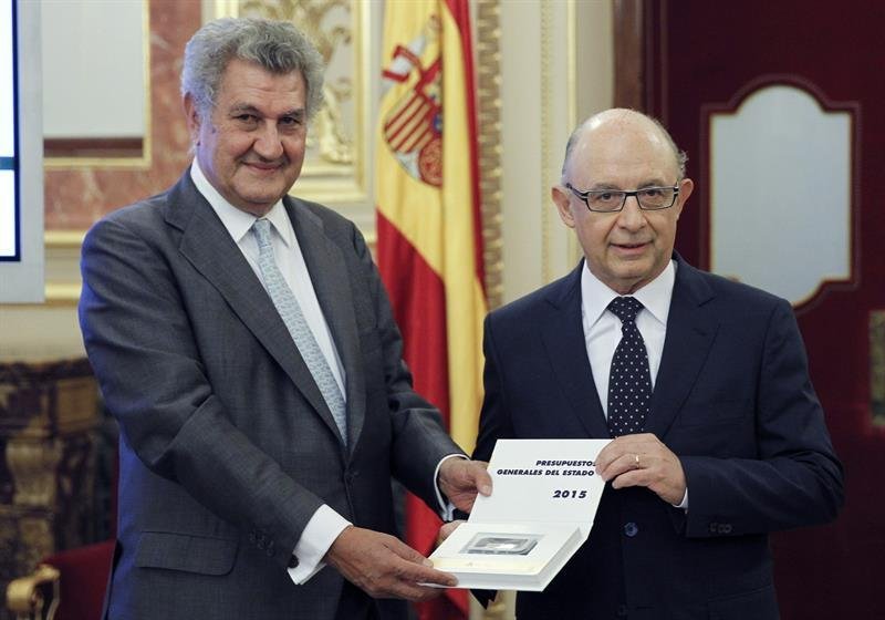  El ministro de Hacienda, Cristóbal Montoro (d), entrega al presidente del Congreso, Jesús Posada, el proyecto de ley de Presupuestos Generales del Estado para 2015