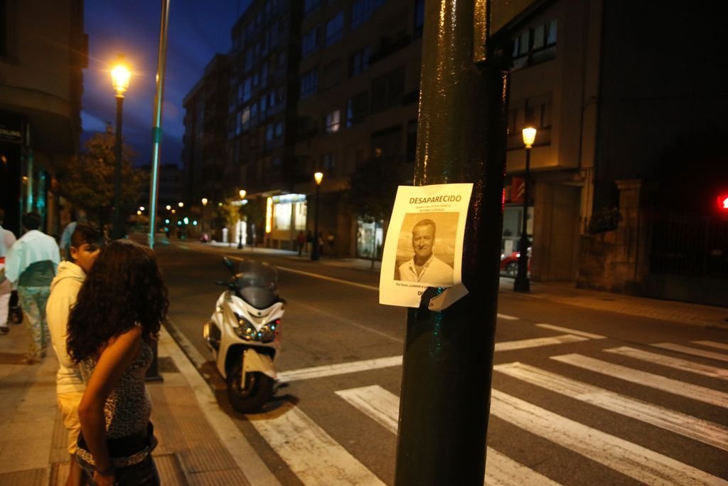 Los carteles con la foto del desaparecido ya se encuentran en farolas y semáforos de Vigo.