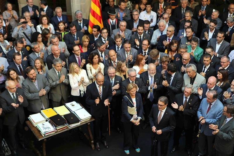 El presidente de la Generalitat, Artur Mas (4d), junto a la presidenta del Parlament, Núria de Gispert (c), y el alcalde de Barcelona Xavier Trias (3d) durante el acto en el que Mas ha recibido a los alcaldes que han aprobado la moción en defensa al derecho a decidir