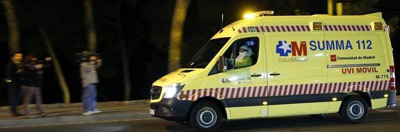 La UVI movil que traslada a la auxiliar de enfermería contagiada por ébola, a su llegada esta noche al Hospital Carlos III de Madrid