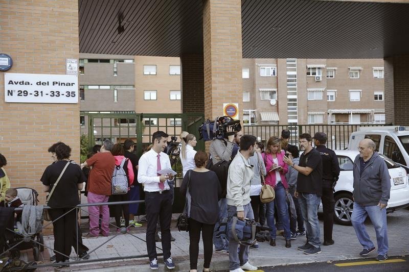 Varios periodistas a la entrada del edificio en Alcorcón donde se encuentra la vivienda de la auxiliar de enfermería infectada