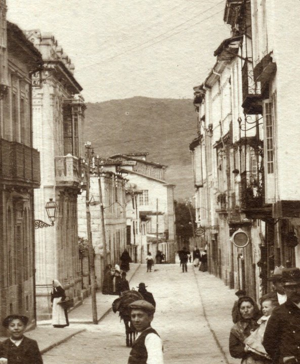 Detalle de una postal de la Diputación. La calle vista desde la plaza del Hierro.