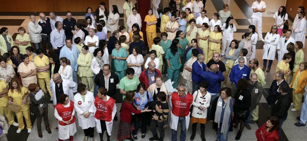 Un centenar de trabajadores sanitarios se concentran en el entrada del Hospital Clínico Universitario (LAVANDEIRA JR.)