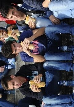 Los alumnos comiendo el bocadillo a las puertas del centro Tomás de Lemos (MARTIÑO PINAL)