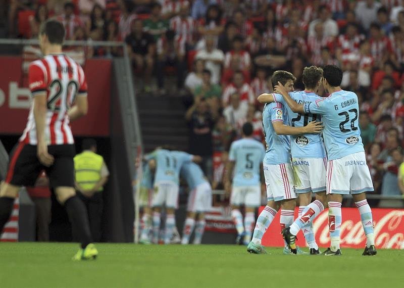 Los jugadores del Celta celebran su primer gol ante el Athletic de Bilbao