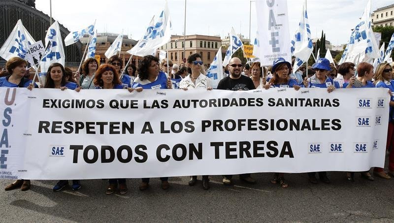  José Ramón, hermano de Teresa Romero, la auxiliar de enfermería infectada de ébola, entre los participanes en la manifestación de la &#39;marea blanca&#39; hoy en Madrid