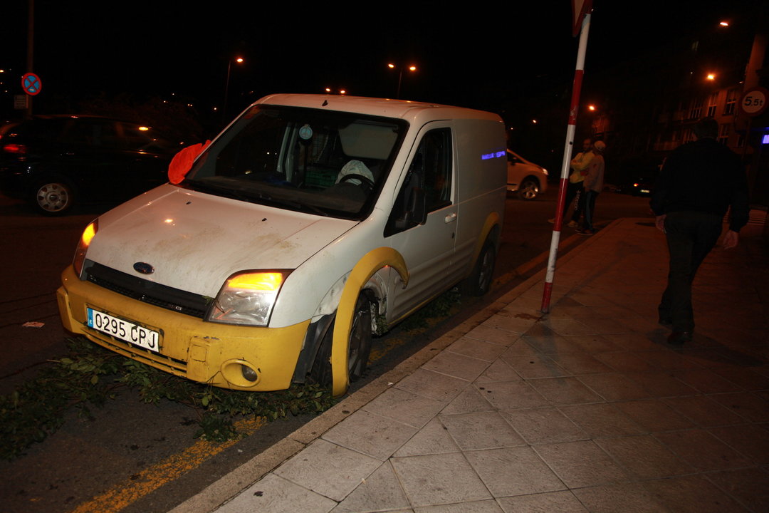 Vehículo accidentado en la Avda Otero Pedrayo (JOSÉ PAZ)
