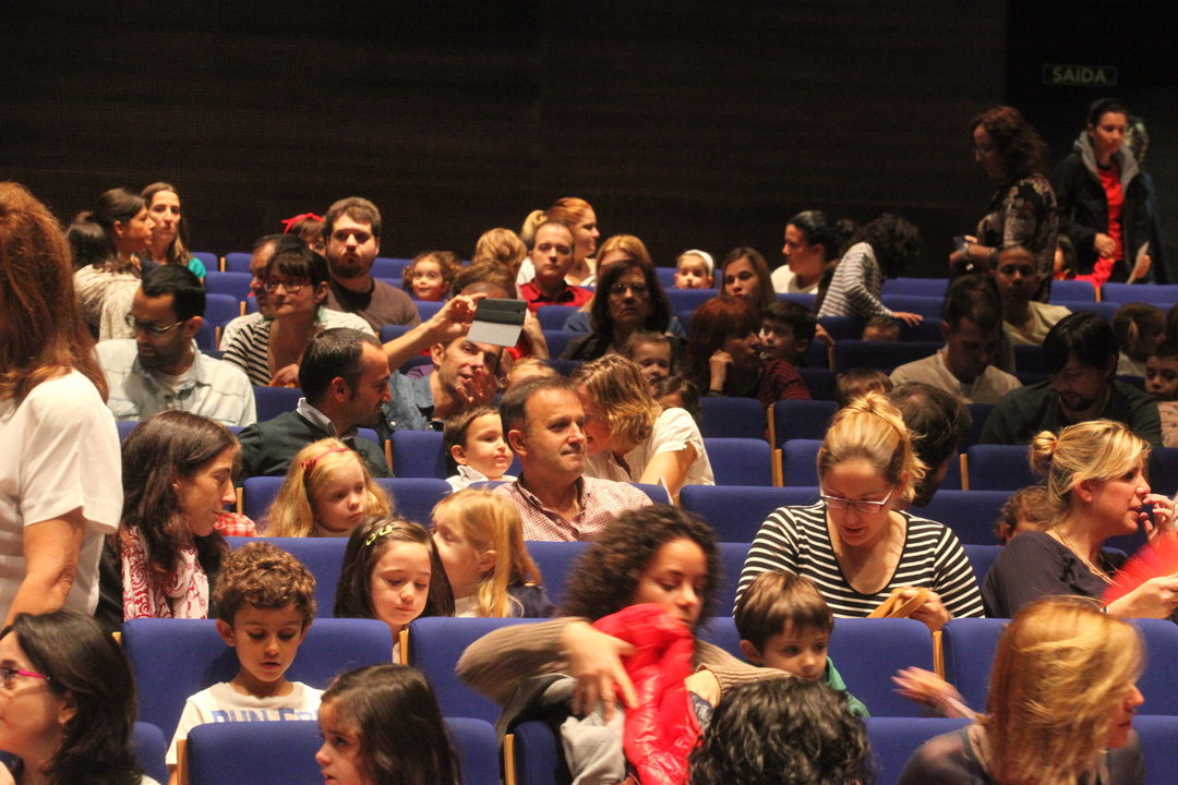 Gran presencia infantil en la representación teatral de ayer en el Auditorio (MARCOS ATRIO)