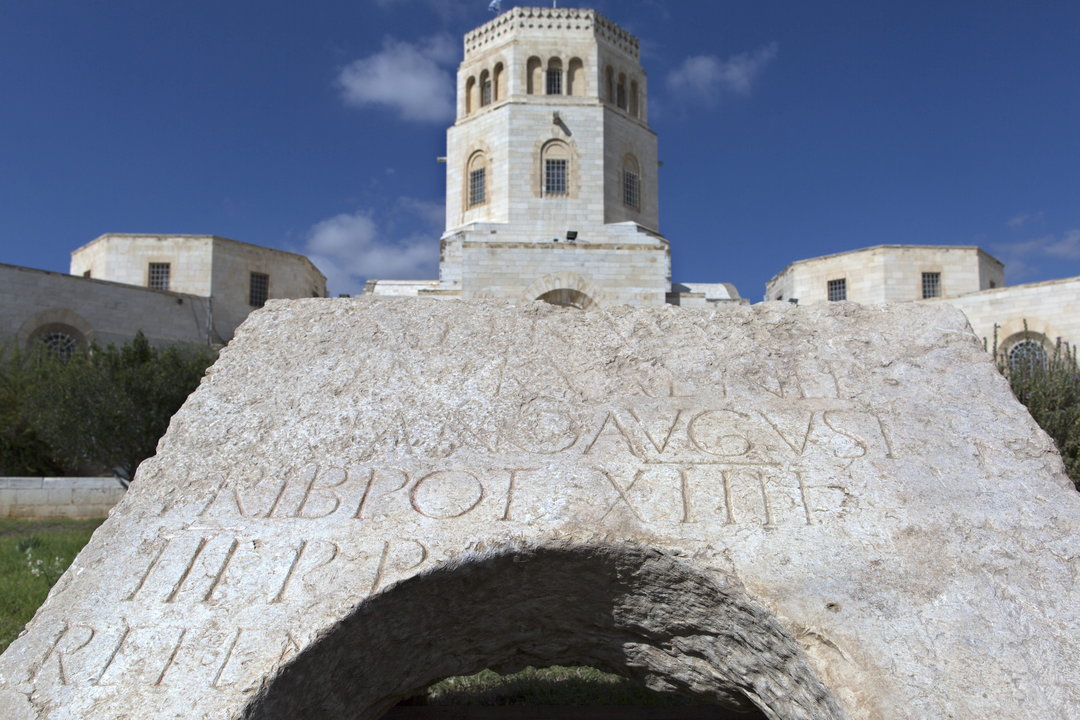 Vista de un fragmento de piedra con una inscripción de unos 2.000 años es exhibida ante el Museo Rockefeller de Jerusalén Este