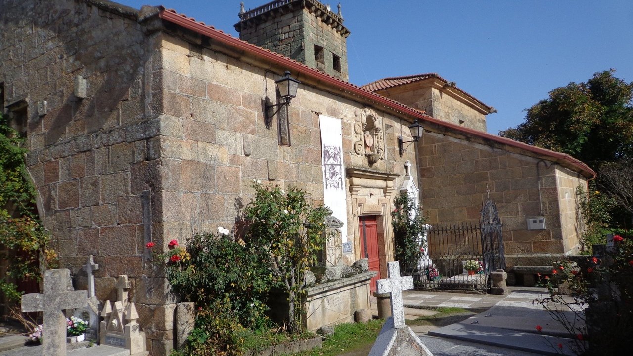La iglesia de San Salvador de Vilaza, situada en el centro de la localidad