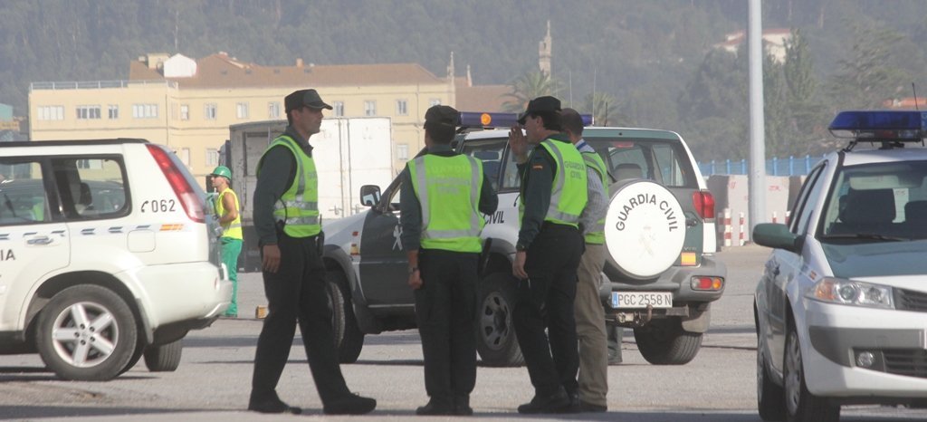 Al menos cuatro detenidos en un alijo de droga en el puerto de Marín