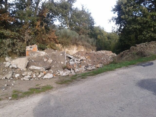 Escombros en el camino de A Baña, en A Veiga.