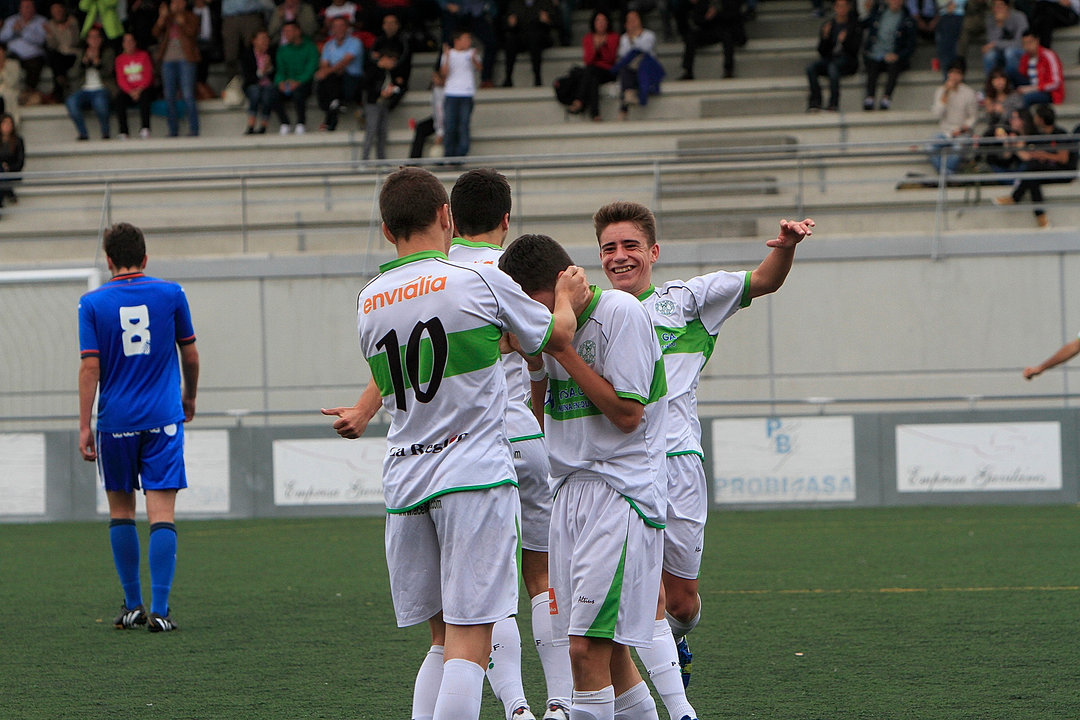 Los jugadores del Pabellón juvenil festejan uno de los tantos en la goleada al Real Oviedo (MIGUEL ÁNGEL)