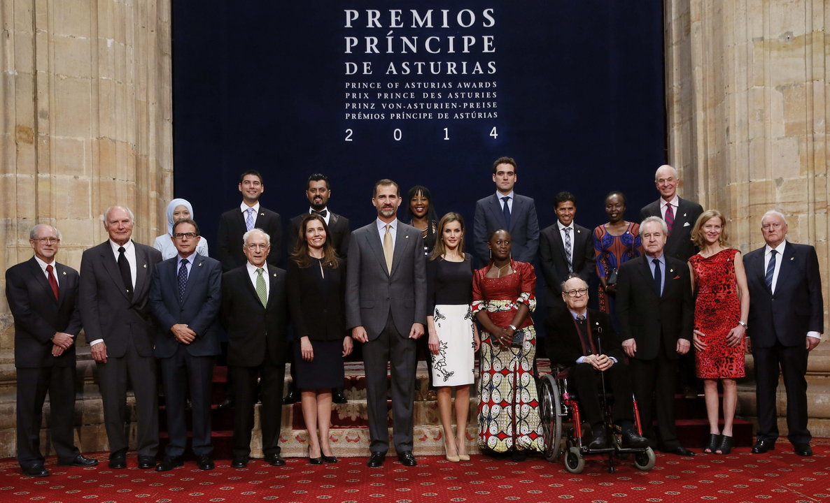  Los reyes, Felipe y Letizia, posan junto a los galardonados durante la entrega de Medallas de Asturias de 2014, en el hotel de la Reconquista de Oviedo