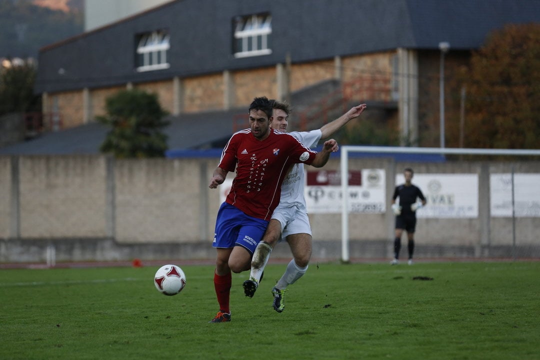 El defensa Pablo Corzo intenta superar a un jugador del Pontevedra B (XESÚS FARIÑAS)