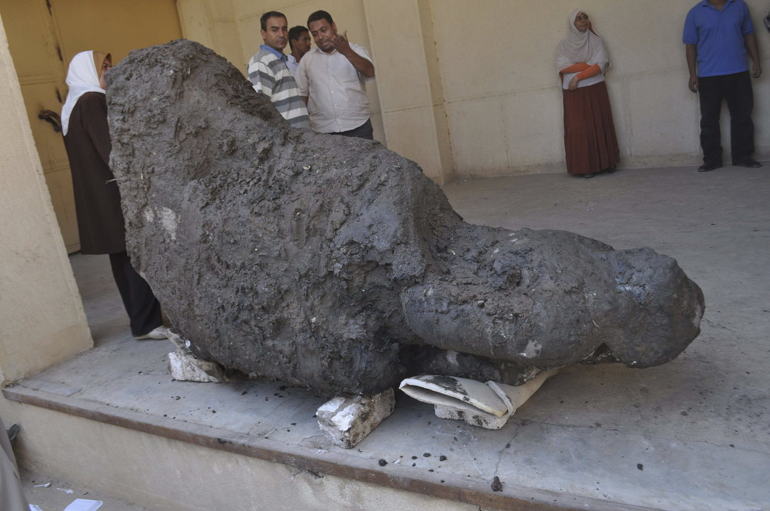 Fotografía facilitada por el Ministerio egipcio de Antigüedades de la estatua de 2,5 metros de altura