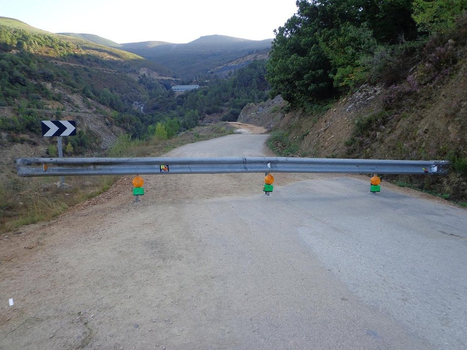 Valla colocada por la Diputación en la carretera de San Vicente.