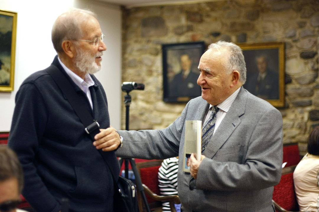 El presidente de la Real Academia Galega, Xesús Alonso Montero (d), durante el acto de homenaje al escritor gallego Alfonso Daniel Rodríguez Castelao
