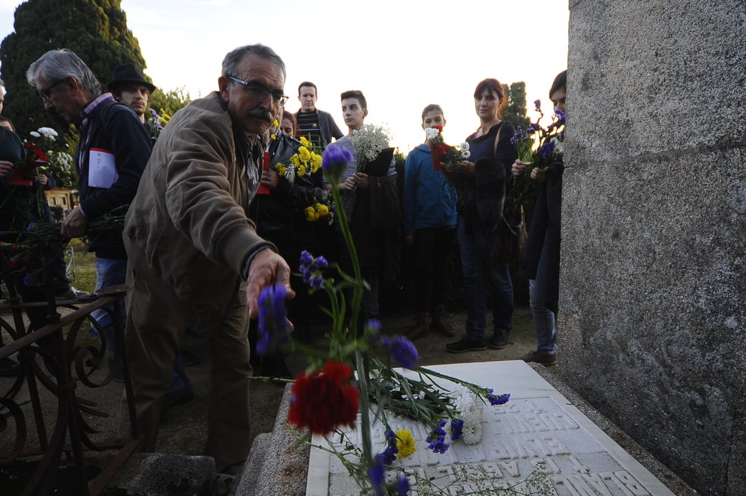 Ofrenda loral na tumba de Florentino Cuevillas (MARTIÑO PINAL)