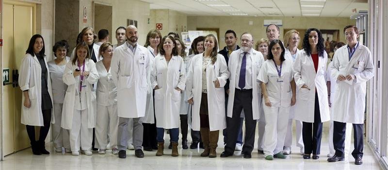 Los médicos que han atendido a Teresa Romero, poco antes de la conferencia de prensa que han ofrecido hoy en el hospital Carlos III 