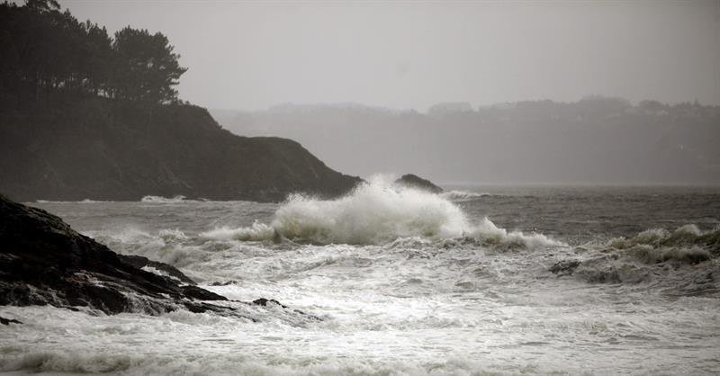  Las olas rompían con fuerza contra la costa del concello coruñés de Pontedeume