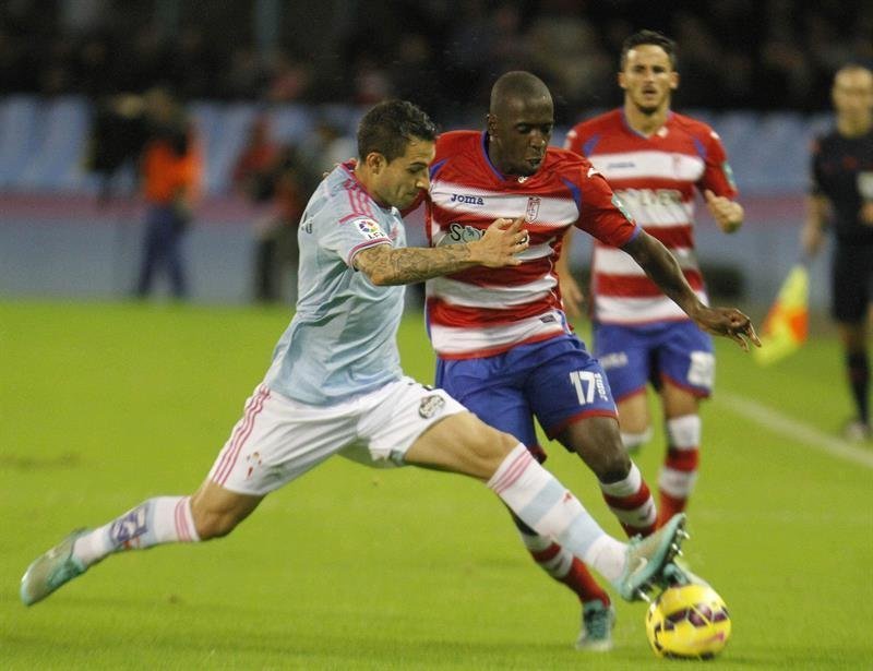 El jugador del Celta de Vigo Hugo Mayo (i) pugna por un balón con el francés Abdoul Sissoko, del Granada