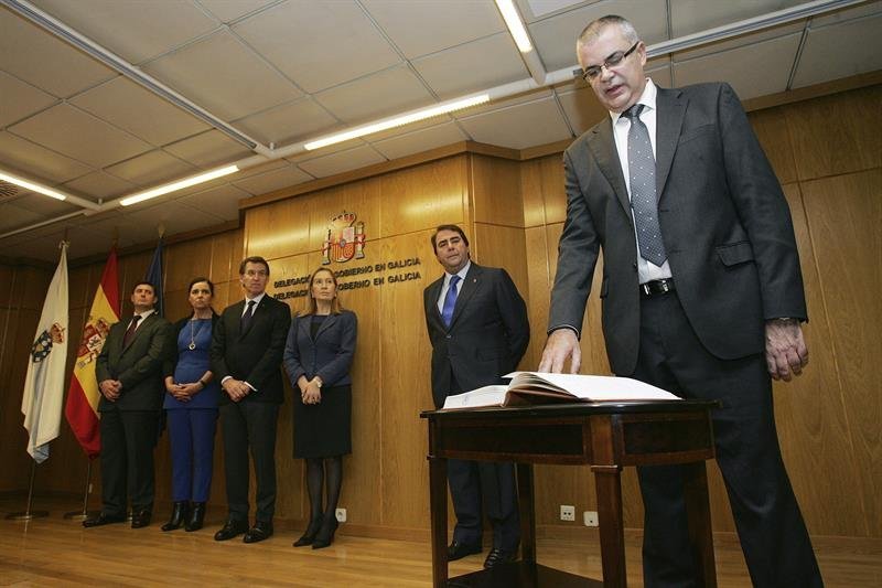 Santiago Villanueva (d), durante el acto en el que ha tomado hoy posesión como delegado del Gobierno en Galicia, cargo en el que releva a Samuel Juárez