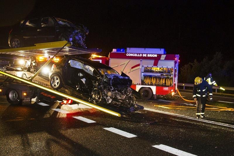 La grúa retira uno de los vehículos implicados en el accidente de tráfico ocurrido en Rois