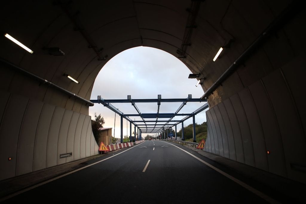 Las obras para instalar un enorme parasol en la autovía Ourense-Vigo, a la salida del túnel de A Cañiza, evolucionan a buen ritmo y la estructura de la gran visera ya es visible para los conductores de la A-52.
